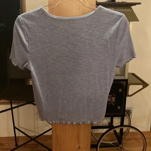 American Eagle Women’s Cropped Tee - Picture 2 of 3